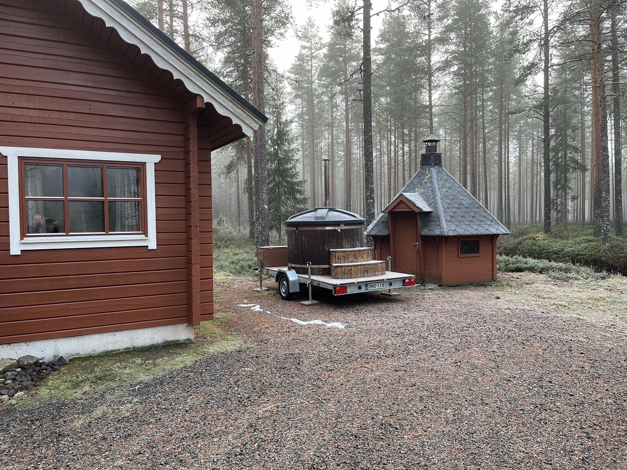 Sompalan hirsimökki Parran maisemissa
